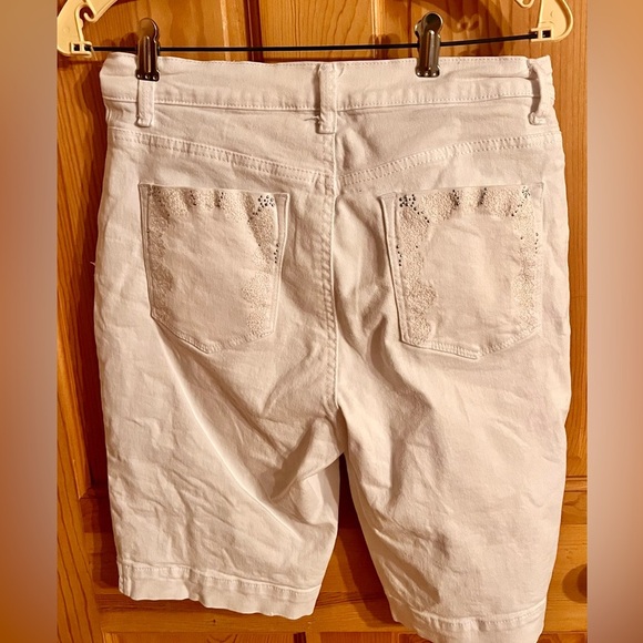 Gloria Vanderbilt All Around Slimming Effect Amanda White Denim Shorts Size 8 - Picture 10 of 13
